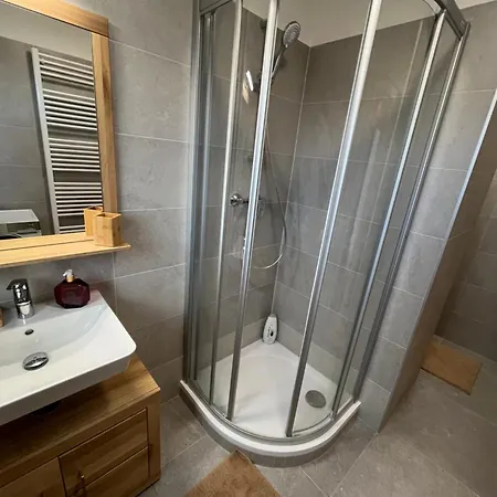 Charming Near Prague Airport Daire *